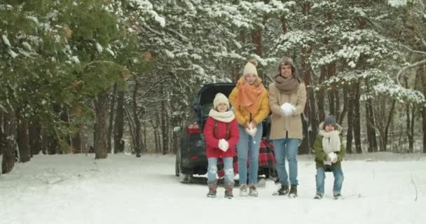 Щаслива Сім Грає Снігом Біля Машини Зимовому Лісі — стокове відео