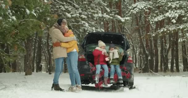 Щаслива Сім Біля Машини Зимовому Лісі — стокове відео