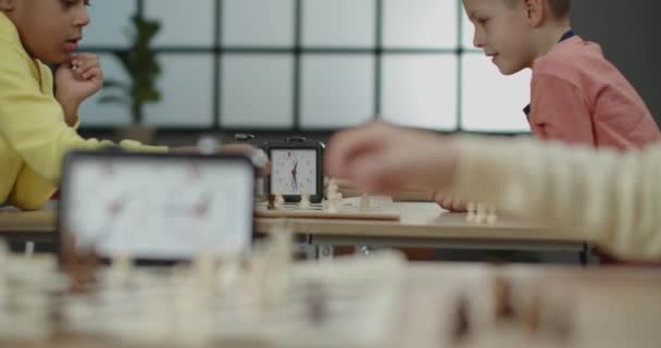 Маленькие Дети Играют Шахматы Время Турнира Клубе Стоковый Видеоролик
