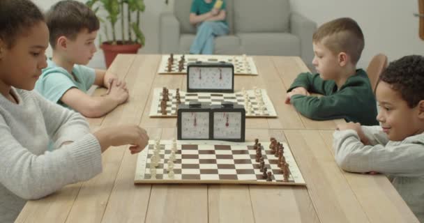 Niños Jugando Ajedrez Durante Torneo Club — Vídeo de stock