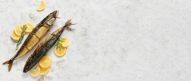 Grunge arka planında tütsülenmiş uskumru balığı ve metin için boşluk