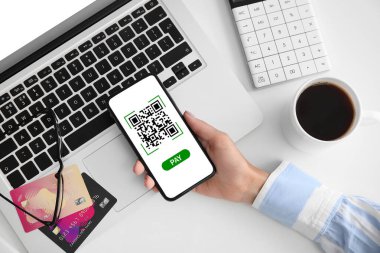 Çevrimiçi alım için ödeme yapan kadın QR kodu, üst görünüm