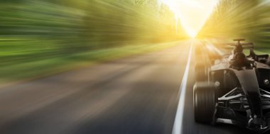 Modern hızlı yarış arabası yolda