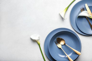 Açık arkaplanda zambaklar olan güzel masa ayarları, yakın plan