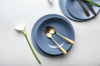 Açık arkaplanda zambak ile güzel masa ayarları, yakın plan