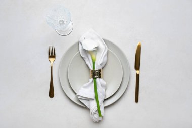 Açık arkaplanda zambak olan güzel masa ayarları