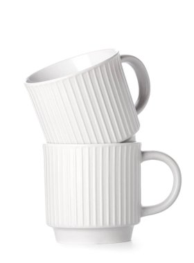 Beyaz arkaplanda izole edilmiş yeni seramik bardaklar