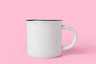 Pembe arka planda seramik kupa