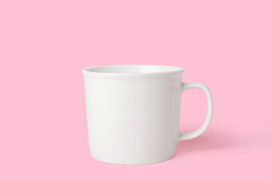 Pembe arka planda temiz fincan