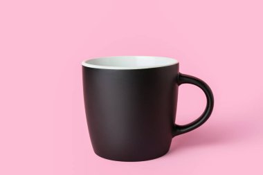 Pembe arka planda siyah seramik bardak