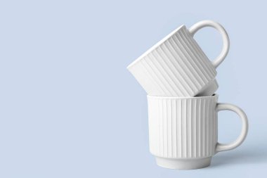 Açık arkaplanda yeni seramik bardaklar