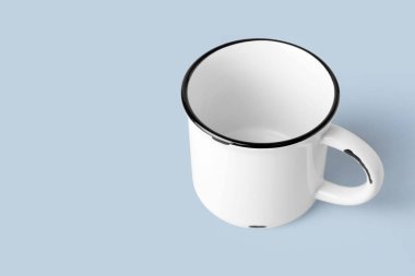 Açık arkaplanda yeni seramik bardak