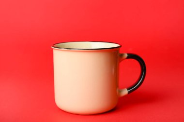 Kırmızı arkaplanda seramik bardak