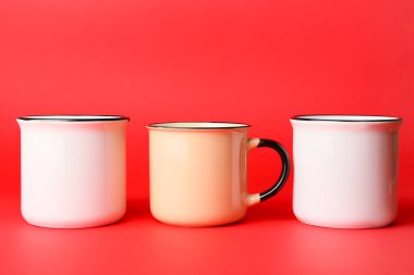 Üç bardak kırmızı zemin üzerine