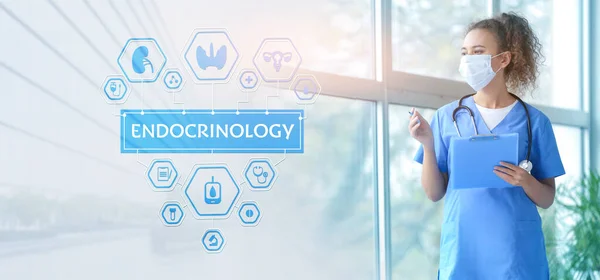 Kvinna Afro Amerikansk Läkare Nära Virtuell Skärm Med Ord Endocrinology — Stockfoto