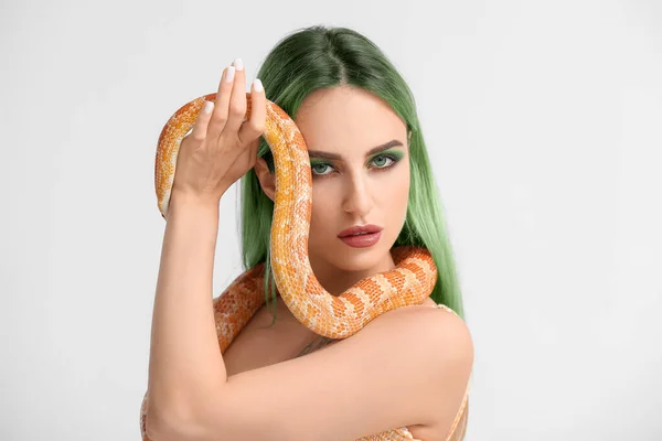 Retrato Mujer Joven Sexy Con Cabello Verde Serpiente Sobre Fondo —  Fotos de Stock