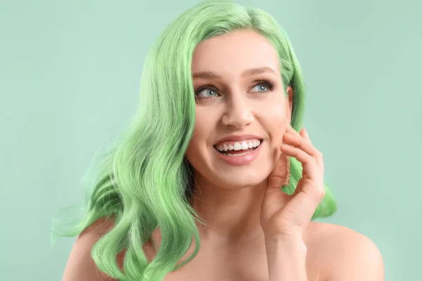 Mooie Gelukkige Jonge Vrouw Met Groen Haar Lichte Kleur Achtergrond — Stockfoto