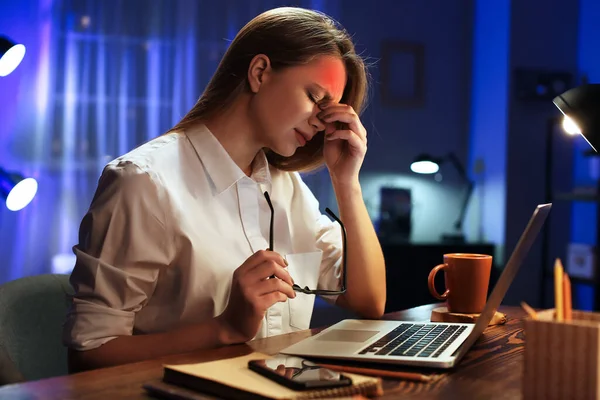 Trött Kvinnlig Frilansare Som Lider Huvudvärk När Arbetar Hemma Sent — Stockfoto