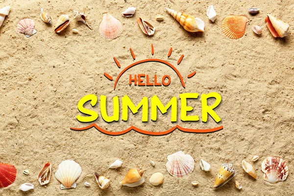 Många Olika Snäckskal Och Text Hello Summer Stranden Sand Ovanifrån — Stockfoto