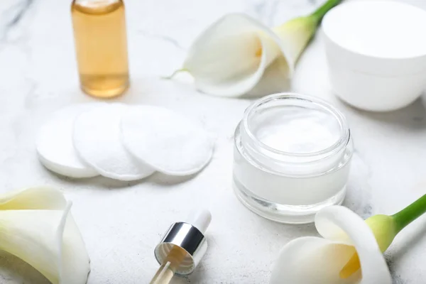 Jar Cosmetic Product Cotton Pads Calla Lilies Light Background Closeup — Fotografia de Stock