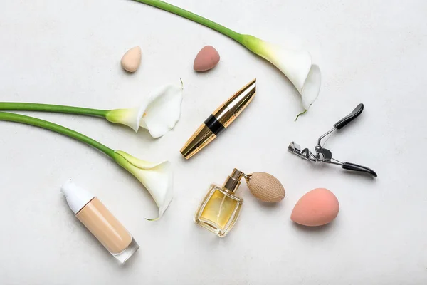Composition Cosmetics Eyelash Curler Makeup Sponges Calla Lilies Light Background — Stock Photo, Image