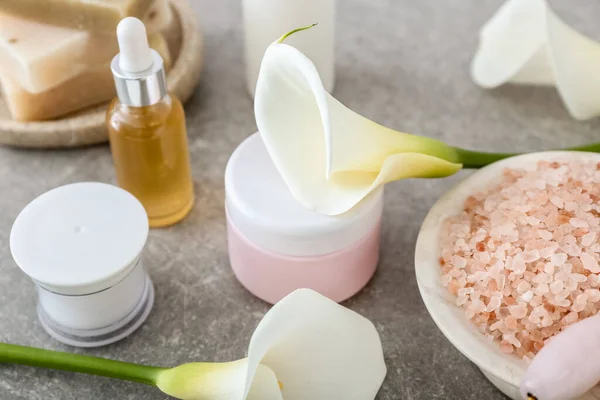 Cosmetic Products Sea Salt Calla Lilies Table Closeup — Foto de Stock