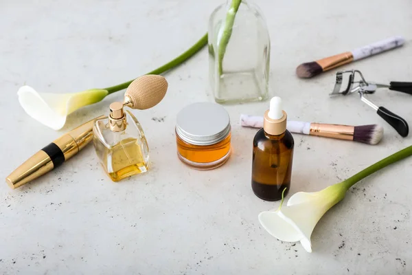 Różne Produkty Kosmetyczne Narzędzia Kalie Jasnym Tle — Zdjęcie stockowe