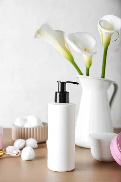 Bottle Cosmetic Product Calla Lilies Table — Stock Photo, Image