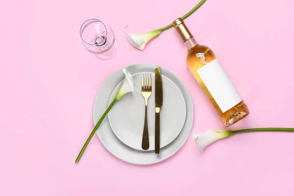 Beautiful Table Setting Calla Lilies Bottle Wine Pink Background — Stock Photo, Image