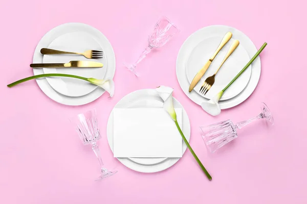 カラスユリとピンクの背景に空白のカードとエレガントなテーブルの設定 — ストック写真