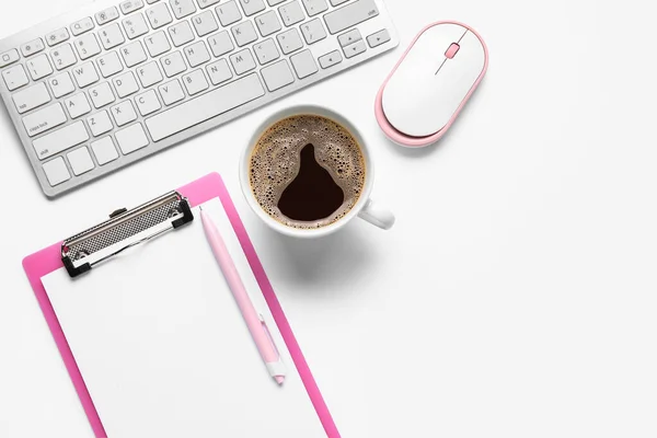 Kaffeetasse Klemmbrett Maus Und Tastatur Auf Weißem Hintergrund Nahaufnahme — Stockfoto