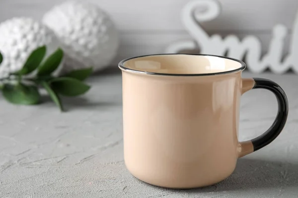 Tazza Beige Elegante Sul Tavolo — Foto Stock