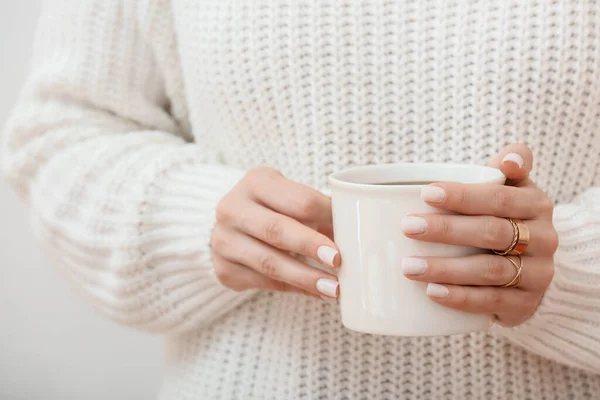 Vrouw Met Kopje Koffie Close — Stockfoto