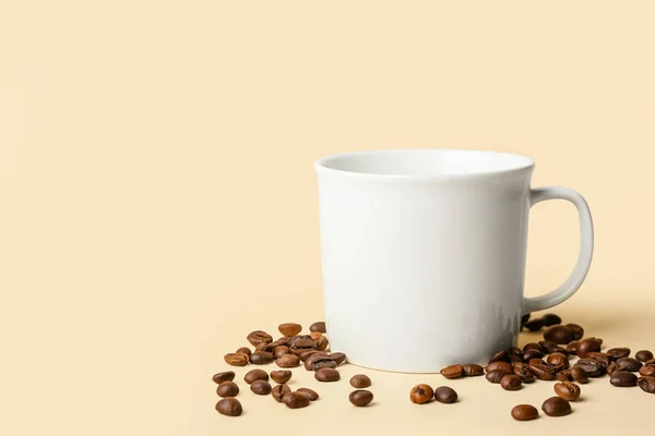 Керамические Чашки Кофе Зернах Цветном Фоне — стоковое фото