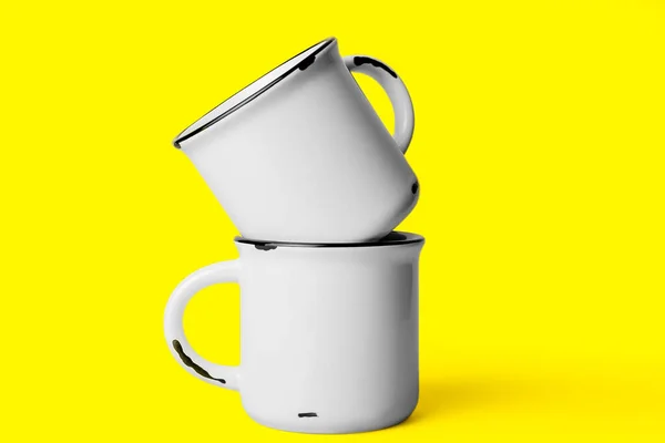 Две Керамические Чашки Желтом Фоне — стоковое фото