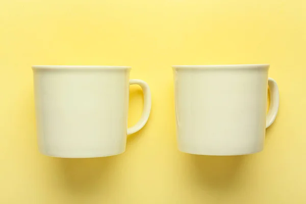 Дві Керамічні Чашки Жовтому Фоні — стокове фото