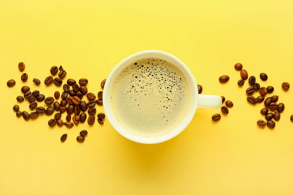 Beker Van Hete Aromatische Koffie Bonen Kleur Achtergrond — Stockfoto