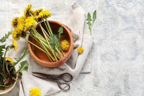 Sarı karahindiba, makas ve peçeteli kaseler.