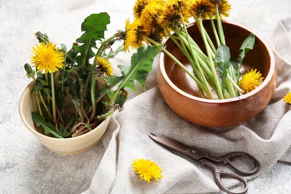 Sarı karahindiba, makas ve peçeteli kaseler.