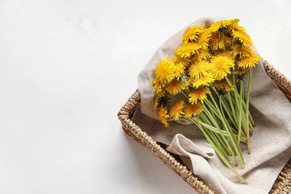 Beyaz arka planda sarı karahindiba sepetleri