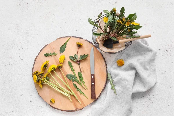 Karahindiba, bıçak, peçete, sepet ve kürek beyaz arka planda.