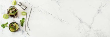 Açık mermer arkaplanlı leziz Küba Libre kokteyli. Metin ve üst görünüm için yer var.