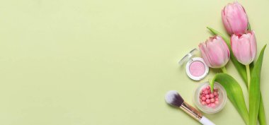 Renkli arka planda dekoratif kozmetik ve laleler ve metin için yer. Anneler Günü kutlaması