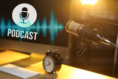 İş yerinin yanındaki karanlık odada bilgisayarlı profesyonel mikrofonun yanında durun.