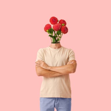 Pembe arka planda kafası yerine çiçek buketi olan bir adam.