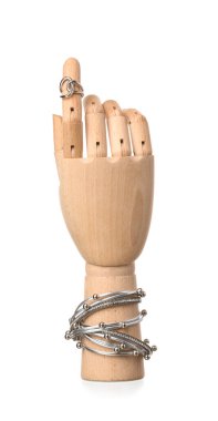 Beyaz arka planda şık mücevherleri olan tahta bir el.