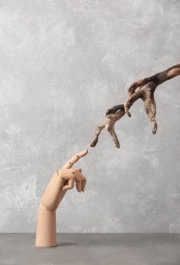 Arkaplanda ağaç dalı olan tahta el.