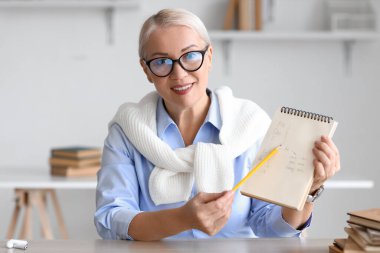 Bayan öğretmen evde ders veriyor.