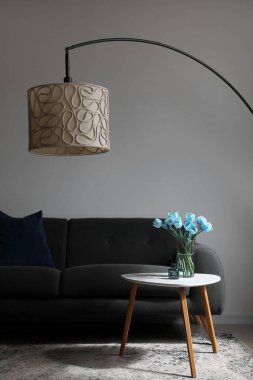 Güzel laleli vazo ve kamış ayırıcı şık oturma odasının iç kısmında masanın üzerinde.