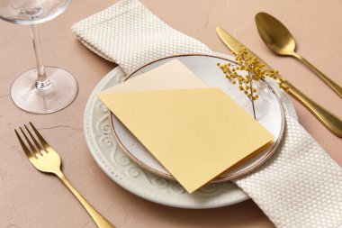 Boş kart ve mimoza çiçekli şık masa ayarları